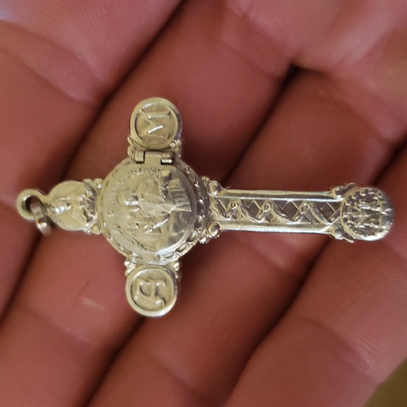 I'm selling a 10k gold 1890 crucifix made in Chicago Germany its vintage - Picture 2 of 3